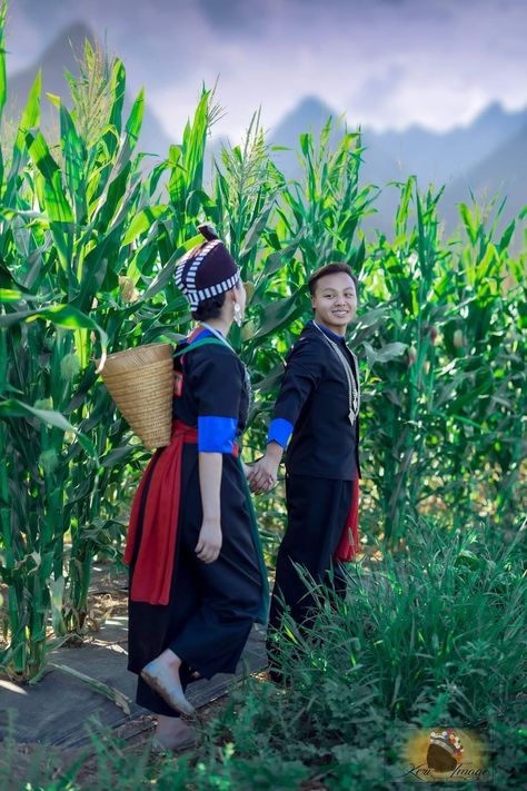 Hmong Photoshoot, Hmong Wedding, Hmong Clothes, Wedding Pose, Wedding Couple Poses, Couple Photoshoot, Couple Shoot, Wedding Poses, Couples Photoshoot