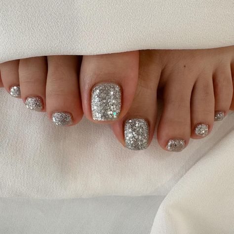 Posted by Zoe Scott: Welcome to my latest post, where I'll dive into the world of Silver Pedicures, a trend catching everyone's eye lately. As someone who's tried and test... Silver Glitter Pedicure, Silver Toes Pedicure, Silver Glitter Toe Nails, Glitter Pedicure Ideas, Silver Toe Nails, Silver Toenails, Silver Pedicure, Summer Pedi, Silver Toes