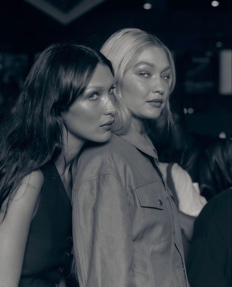 Gigi Hadid and Bella Hadid backstage at the Stella McCartney Spring Summer 2023 fashion show in Paris. - 03/10/22 Bella Hadid Sister, Bella And Gigi Hadid, Bela Hadid, Bella Hadid Aesthetic, Anwar Hadid, Devon Carlson, Isabella Hadid, Frankie Grande, Bella Gigi Hadid