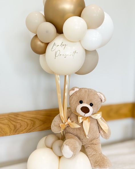 The ultimate bear themed balloon decoration inspo! A neutral teddy bear theme works so well for: 👶Baby showers 🤍Gender reveals 🎂1st birthdays 👶Naming ceremonies 📍Save for inspo #balloondecor #balloongarland #balloontipsandtricks #shimmerwall #shimmerwalls #shimmerwallbackdrop #glitterwall #balloonartist #organicballoons #organicballoongarland #ikeahack #ikeahacks #balloondecoration #goldballoons #pipeanddrape #luxuryballoons #ballondecoration #balloonmuseum #shimmerwallballoons #theev... Teddy Bear With Balloons Centerpiece, Teddy Bear Balloon Bouquet, Bear In Basket With Balloons, Baby Shower Teddy Bear Theme, Shower Painting, Teddy Bear With Balloons, Teddy Bear Balloon, Bear With Balloons, Naming Ceremony Decoration