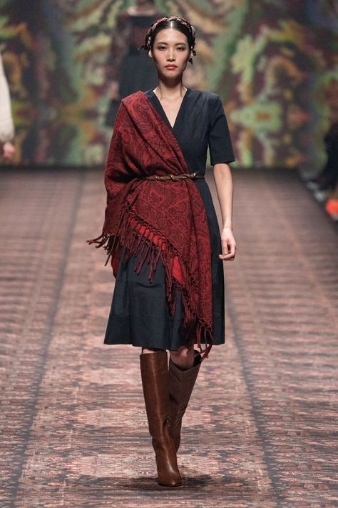 Cozy Nonbinary Outfits, Shawl Outfit, Look Boho Chic, Jeans Trend, Lena Hoschek, Ways To Wear A Scarf, Berlin Fashion Week, Berlin Fashion, Vogue India