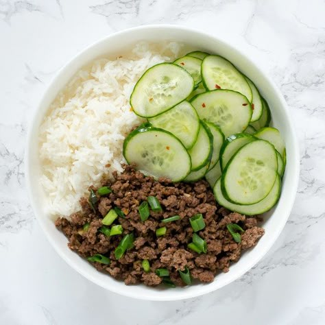 Korean Style Beef with Cucumber Salad--  Made with ground turkey instead of beef and it was tasty! Next time skip the cucumber salad (meh) and toss brocoli in with the meat + sauce) Korean Style Beef, Korean Beef Bowl, Ground Beef Chili, Beef Rice, Beef Bowls, Korean Beef, Beef And Rice, Korean Recipes, Large Salad Bowl