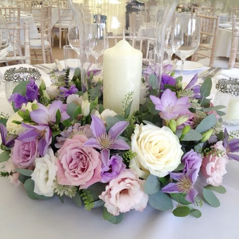 Diy Wedding Centerpieces Round Tables, Purple Centerpiece Wedding, Lilac Centerpieces, Wedding Table Centerpieces Purple, Purple Flower Centerpieces, Elegant Table Centerpieces, Purple Centerpieces, Candle Arrangements, Purple Wedding Theme