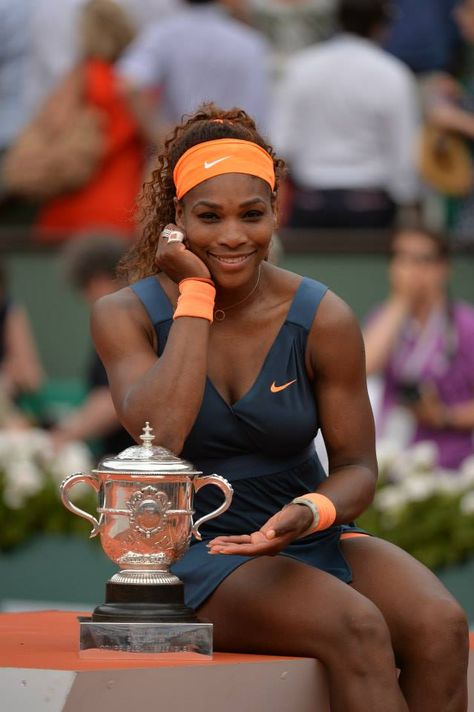 World #1 Serena Williams Celebrates Winning the 2013 French Open w/ the Suzanne Lenglen Trophy ... This is Serena's 16th MAJOR Title - She is 2 SLAMS away from tying American greats Martina Navratilova & Chrissy Evert all-time high of 18 SLAMS - the most SLAMS of any American player. #ComeOn Serena! Jennifer Capriati, Serena Williams Tennis, Venus And Serena Williams, Williams Tennis, Martina Navratilova, Female Tennis, Johan Cruyff, Tennis Legends, Professional Tennis Players