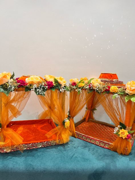 Rukhvat Wedding Decorations, Haldi Plate, Krishna Accessories, Shadi Decoration, Haldi Platter, Diy Engagement Decorations, Wedding Card Decorations, Traditional Decoration, Wedding Platters