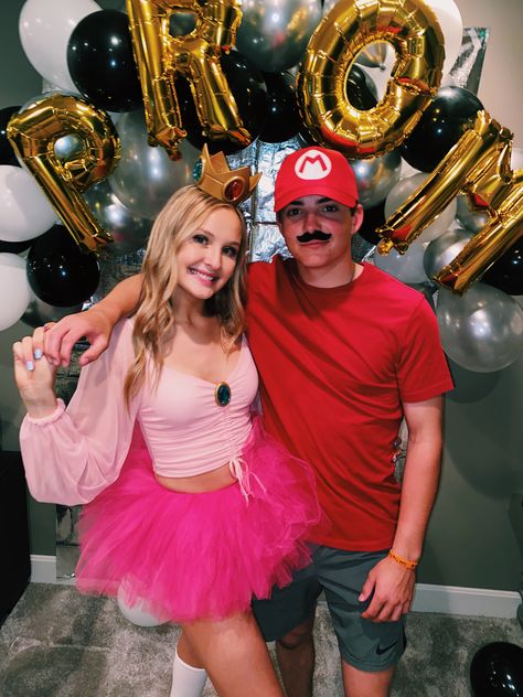 Couples Customes Ideas, Cute Basic Couple Costumes, Cute And Simple Couple Halloween Costumes, Pink Couple Costume, Mario Couples Costumes, Cute Cupple Costumes, Cute Matching Couple Costumes, Cartoon Couple Costumes Halloween, Mario Couple Costume