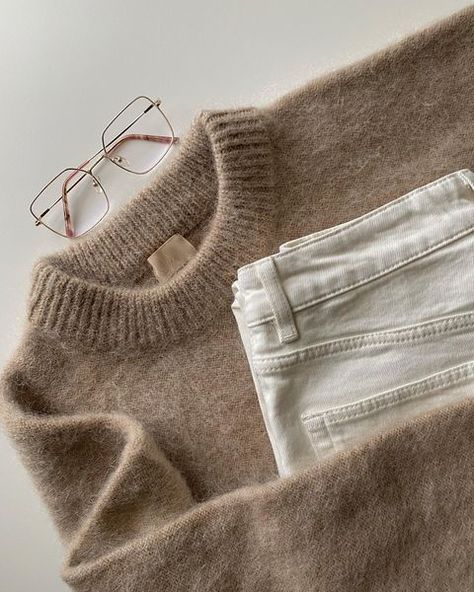 ℳ.𝒶𝓇𝓉.𝒜 on Instagram: “Warm 🤍 . . . #sweater #sweaterweather #hmxme #flatlay #flatlaystyle #moherowysweter #moher #teamlessismore #capsulewardrobe #style…” Flat Lay Photography Clothing, Flatlay Clothes, Flat Lay Outfit, Anthropologie Clothing, Pullovers Outfit, Style Transformation, Flatlay Styling, Warm Sweater, Flat Lay Photography