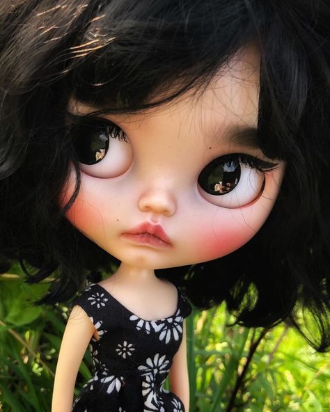 Transform Your Blythe Dolls with These Customization Ideas Customization Ideas, Vespa Retro, Valley Of The Dolls, Beautiful Weather, Paper Flower Tutorial, Take A Walk, Pretty Dolls, Boy Hairstyles, Ooak Dolls