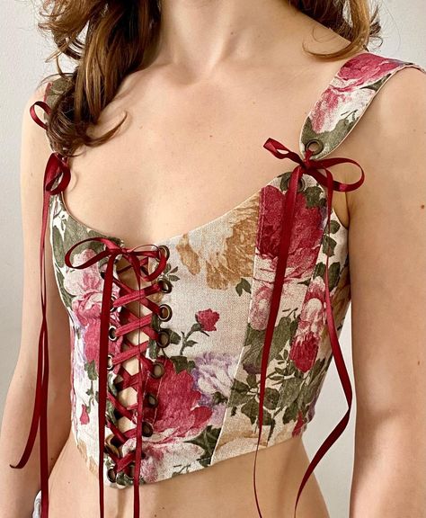 Summer Corset Top, How To Style Corset Tops, Floral Corset Outfit, Corset Tops Outfit, Summer Corset Outfit, Corset Top Design, Cute Corset Tops, Corset Top Outfits, Tops Drawing