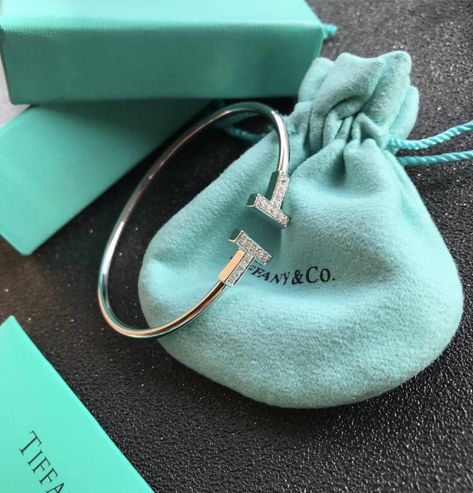 Tiffany And Co T Bracelet, Gold Jewelry Tiffany, Tiffanys Aesthetic, Tiffany & Co, Tiffany Jewellery, قلادات متدلية, Tiffany And Co Bracelet, Tiffany And Co Jewelry, Pretty Jewelry Necklaces