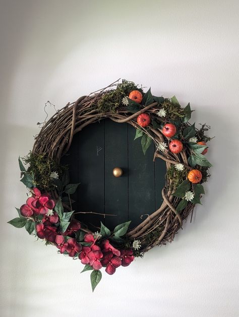 Hobbit hole wreath Hobbit Themed House, Hobbit Core Aesthetic, Hobbit Hole Wreath, Hobbit Inspired Wreath, The Hobbit Nursery, Hobbit Ornament Diy, Hobbit Home Decor, Hobbit Door Decoration, Hobbit Christmas