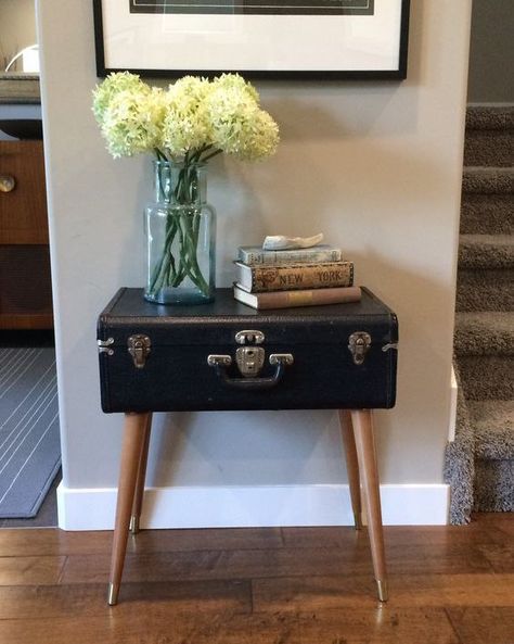 Old Suitcase Table, Vintage Suitcase Table Entryway, Suitcase Tables Ideas, Old Suitcase Decor Ideas, Old Luggage Repurpose Ideas, Vintage Luggage Repurposed, Vintage Furtinure, Old Suitcase Decor, Old Suitcase Ideas Repurposed