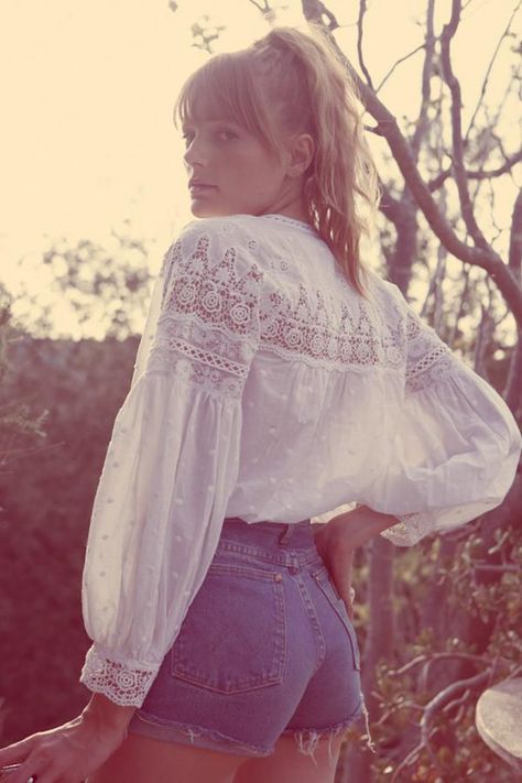 Peasant Top Outfit, White Peasant Top, White Summer Tops, Blouse Tops Designs, White Peasant Blouse, Lace Sleeve Blouse, Blouse Lace, Top Outfit, Peasant Top