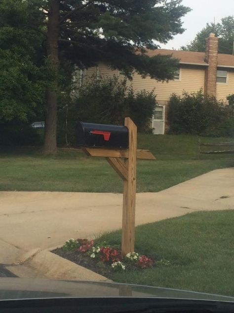 Farmyard Landscaping, Mailbox Landscaping Ideas, Mailbox Post Ideas, Diy Mailbox Ideas, Farmhouse Mailboxes, Canoe Storage, Mailbox Stand, Old Mailbox, Wooden Mailbox