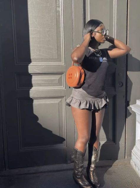 Cowboy Boots Outfit Baddie, Day Party Outfits Black Women, Streetwear Going Out Outfit, Boot Outfit Black Women, Festival Outfits Black Women, Skirt And Cowboy Boots Outfit, Mini Skirt Outfit Aesthetic, Aesthetic Cowboy Boots, Skirt Outfit Aesthetic