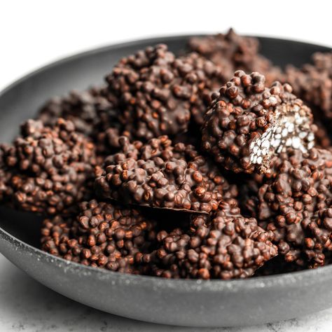 2-ingredient Chocolate Quinoa Crunch Bites - UK Health Blog - Nadia's Healthy Kitchen Quinoa Dessert, Quinoa Dessert Recipes, Quinoa Desserts, Quinoa Crunch, Chocolate Quinoa, Puff Dessert, Quinoa Bites, Healthy Breakfast Snacks, Healthy Quinoa