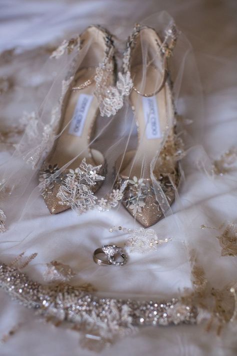 Wedding Parties Pictures, Wedding Picture Poses, Bridal Heels, Wedding Photos Poses, Wedding Decor Elegant, Mod Wedding, Dallas Wedding, Wedding Picture, Beaded Bags