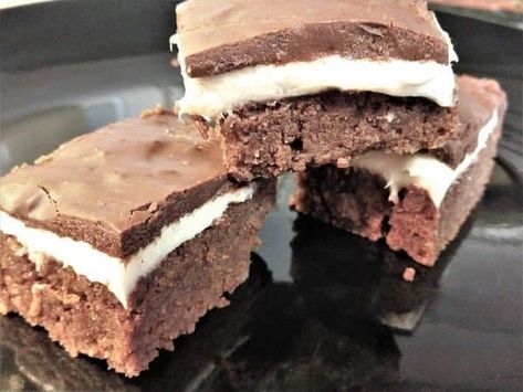 Keto Mississippi Mud Bars Recipe made with Marshmallow Fluff - Low Carb Inspirations Mississippi Mud Bars, Mud Bars, Marshmallow Fluff Recipes, Cycling Diet, Keto Baking, Fluff Recipe, Mississippi Mud, Thm Desserts, Keto Sweets