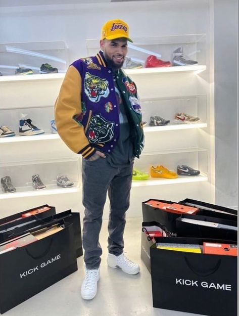 Chris Brown Fashion, Mens Clothing Styles Streetwear, Chris Brown Photos, Men With Style, Rap Culture, Chris Brown Outfits, Chris Brown Style, Inspo Photoshoot, Chris Breezy