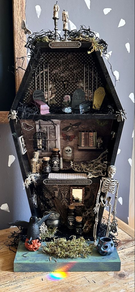 Tim Holtz Shadow Box Ideas, Mini Horror House, Spooky Diorama Ideas, Spooky Miniature Scenes, Diy Mini Haunted House Ideas, Shadow Box Halloween, Halloween Shadow Box Ideas Diy, Halloween Miniatures Scene, Craft Room Inspiration Small Spaces