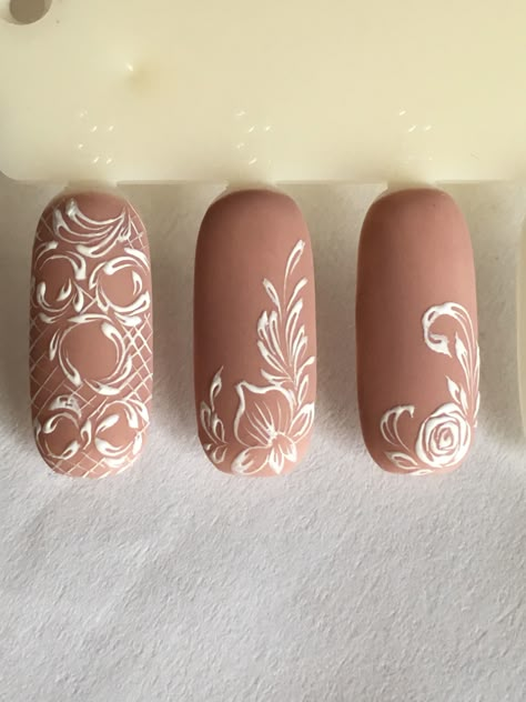 Lace Design Nails Nailart, Filigree Nail Art, Filigree Nails, Ongles Beiges, Diy Rhinestone Nails, Fruit Nail Designs, Lace Nail Art, Lace Nails, Nail Drawing