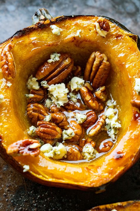 Maple Pecan Roasted Acorn Squash Pecan Roasted, Recipes Squash, Acorn Squash Recipe, Roasted Acorn Squash, Acorn Squash Recipes, Squash Recipe, Maple Pecan, Acorn Squash, Veggie Side Dishes