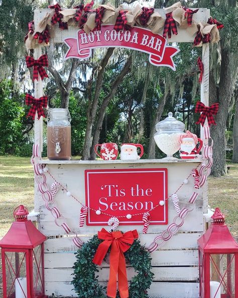 Hot Chocolate Stand Christmas, Christmas Food Stall Ideas, Cocoa Stand Mini Session, Santa Setup Ideas, Hot Coco Stands Ideas, Christmas Trade Show Booth Ideas, Hot Cocoa Stand Christmas Pictures, Pallet Hot Cocoa Stand Diy, Christmas Farmers Market Booth