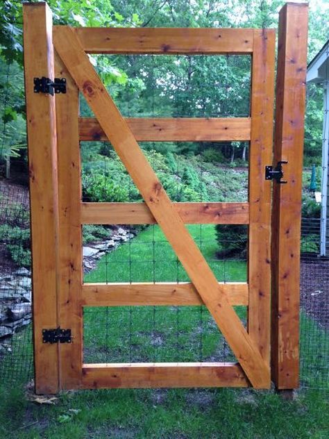 Side Yard Gate For Dogs, Trellis Garden Gate, Deer Fence Gate, Fencing Options For Dogs, Metal Garden Edging Ideas, Garden Fence Gate Ideas, Farm Fencing Ideas, Diy Gate Outdoor, Diy Garden Gates Ideas