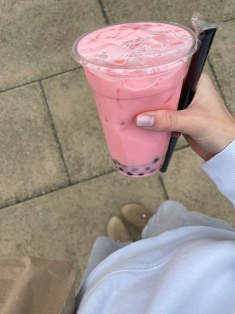 Pink Winter Aesthetic, Pink Boba, Boba Bar, Fall Aesthetic Cozy, Bubble Tea Boba, Bubble Milk Tea, Refreshing Drinks Recipes, Aesthetic Cozy, Pink Milk