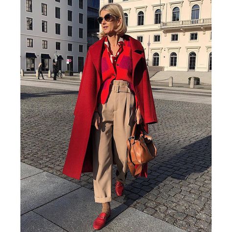 A little beige & a little red ... - - - - #dailyinspiration #munichstreetstyle #beige #highwaist #pants @hm #print #silk #blouse… Red And Camel Outfit, Aries Outfits, Camel Outfit, Marlene Hose, Colour Combinations Fashion, Red Trousers, Beige Outfit, Beige Coat, Beige Pants