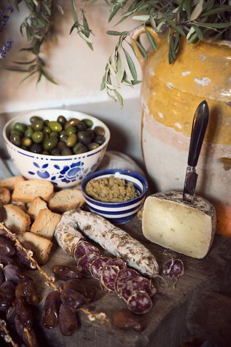 French Food Asethic, French Snacks, French Plates, Plate Photography, French Cheese, Thriller Novels, Cheese Cultures, Snacks Für Party, Cheese Plate