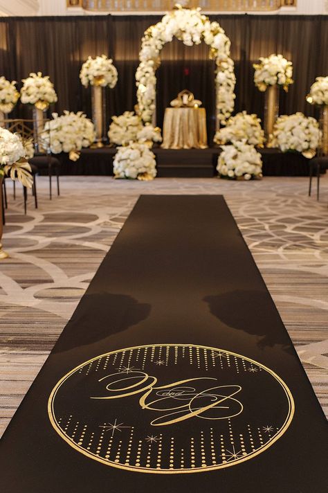 Ideas for Your Wedding Aisle Décor at the Ceremony - Inside Weddings Black Aisle Runner, Black White Gold Wedding Theme, Wedding Alter Decorations, Gold Wedding Ceremony, Wedding Alters, Ceremony Aisle, Wedding Isles, Wedding Mirror, Aisle Runner Wedding