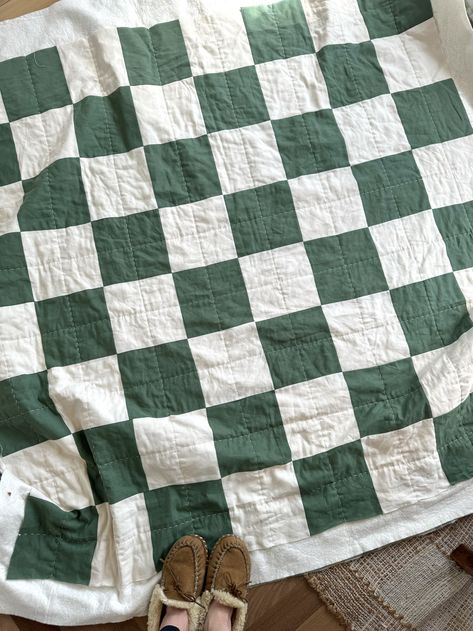 Quilt For Beginners Easy, Grandma Quilt Aesthetic, How To Make A Twin Size Quilt, Easiest Quilt Ever, Quilts Patterns Beginner, Starter Quilt Patterns, Block Quilts For Beginners, Modern Christmas Quilts Free Pattern, Square Block Quilts