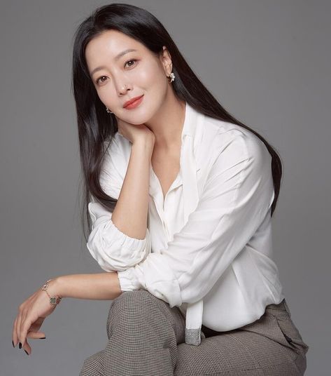 Business Portraits Woman, Professional Profile Pictures, Kim Hee Sun, Professional Headshots Women, Business Portrait Photography, Headshots Women, Headshot Poses, Art Outfit, Business Photoshoot