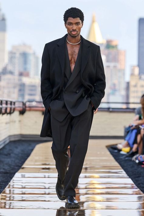 COS F/W 2022/2023 Male Model Outfits, Cos Campaign, Mens Runway Fashion, Black Runway, Black Male Models, Black Outfit Men, High Fashion Men, Male Models Poses, Runway Outfits