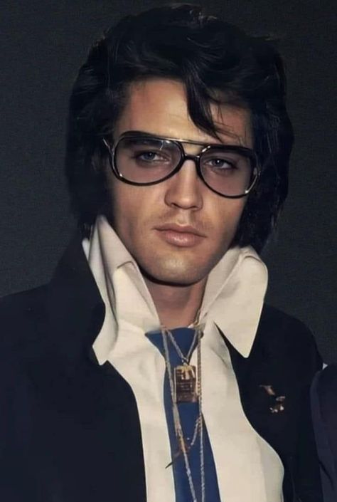 Elvis Presley Hair, Elvis Aloha From Hawaii, Elvis Wallpaper, Elvis Presley House, Elvis Presley Songs, Elvis Presley Memories, Elvis Presley Videos, King Elvis Presley, Elvis Presley Images