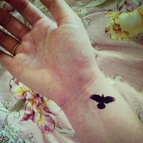 Raven Tatoos, Winged Tattoo, Grandpa Tattoo, Inspiring Tattoos, Tiny Bird Tattoos, Tattoos Henna, Bird Tattoos, Tattoo Parlor, Crow Tattoo