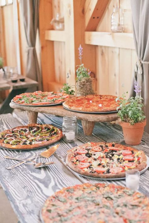 Outdoor Wedding Foods, Pizza Wedding, Pizza Buffet, Buffet Wedding Reception, Wedding Buffet Food, Garden Party Recipes, Wedding Reception Fun, Wedding Backyard Reception, Pizza Bar