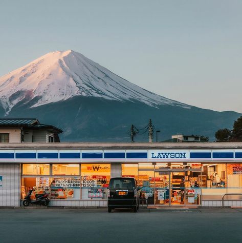 tourists poke holes into fence for the perfect photo at restricted mt. fuji Mt Fuji Art, My Fuji, Desert Sand Dunes, Fujikawaguchiko, Mount Fuji Japan, Arabian Desert, Japan City, Japanese Town, Fuji Japan