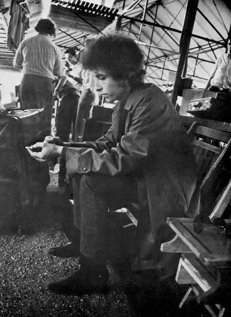 Bob Dylan, Robbie Robertson, Richard Manuel, and Levon Helm backstage at Forest Hills, NY in 1965. Sara Lownds, Richard Manuel, Levon Helm, Bob Dylan Songs, Robbie Robertson, Isle Of Wight Festival, Like A Rolling Stone, 9 Songs, Joan Baez