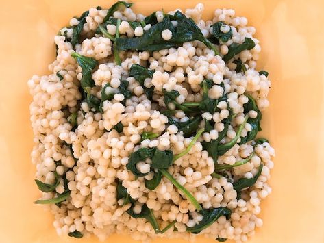 Essen, Couscous, Couscous With Spinach, Spinach Recipes Side, Pearled Couscous, Quick Side Dish, Pearl Couscous, Couscous Recipes, Spinach Recipes