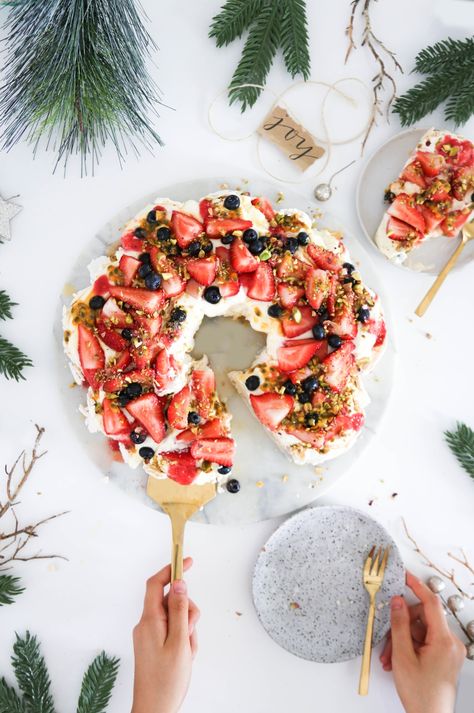 Pavlova Decoration, Christmas Pavlova Wreath, Creme Puffs, Pavlova Wreath, Making A Wreath, Christmas Food Photography, Christmas Pavlova, Cake Photoshoot, Christmas Pastries