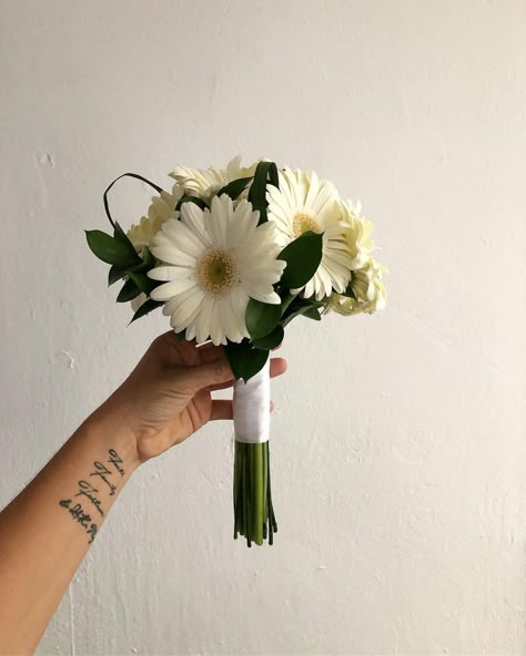 Simple Bridal Party Bouquets, Fresh Flower Hand Bouquet Wedding Simple, Bridesmaid Hand Flower, Bride Simple Bouquet, Bouquet Bridesmaid Simple, Bride Flower Bouquet Simple Wedding Ideas, Simple Daisy Bouquet, Small Homecoming Bouquet Ideas, Simple Hand Bouquet Wedding