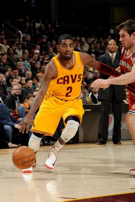 Kyrie Irving dribbling to the lane Basketball Players, Dribbling Basketball, Basketball Dribble, Uncle Drew, Dynamic Pose, Allen Iverson, The Lane, Kyrie Irving, Nba