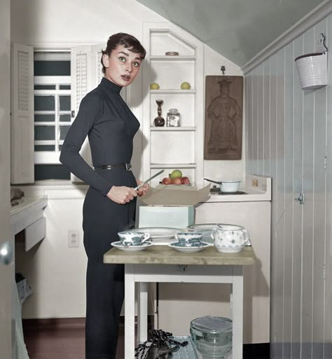 "Cool Kitchen Hepburn." Audrey photographed by Earl Theisen while preparing to serve coffee and cake in her flat on Wilshire Blvd that she rented during the shooting of Sabrina, Los Angeles, California, 1953. © Earl Theisen Audrey Hepburn Outfit, Shorpy Historical Photos, Audrey Hepburn Born, Audrey Hepburn Photos, Bianca Jagger, Liza Minnelli, 4 May, Look Magazine, Audrey Hepburn Style