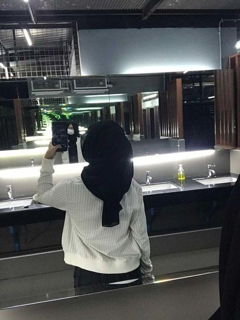 Miror Hijab Selfi Iphone, Sweater Hijab, Ootd Sweater, Ootd Poses, Ootd Aesthetic, Muslim Outfits Casual, Hijabi Aesthetic, Best Friends Shoot, Muslimah Aesthetic