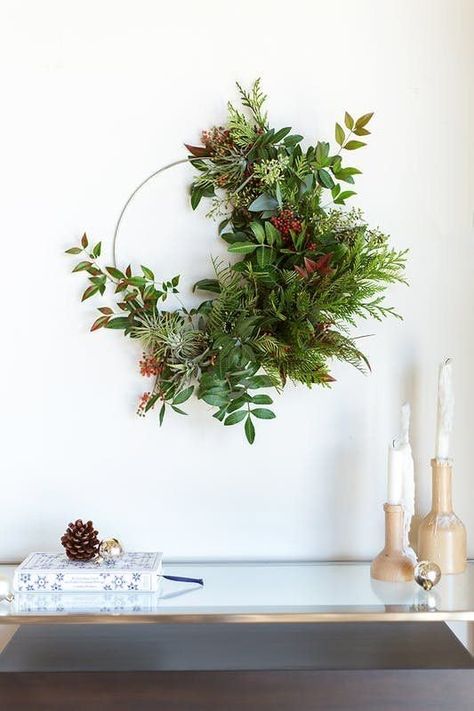 Modern Wreath Ideas: Half Wreath | Half wreaths are versatile in that they can be left simple, or embellished with as many blooms and baubles as your heart desires. Personally, I'm loving the half wreath's resemblance to those dreamy crescent moon flourishes prominently found in many Art Nouveau designs, which is why Paper & Stitch's floral-filled half wreath is one of my favorites. Julkransar Diy, Wreath Making Party, Jul Diy, Modern Holiday Decor, Modern Wreath, Chic Christmas, Noel Christmas, Modern Holiday, Christmas Deco