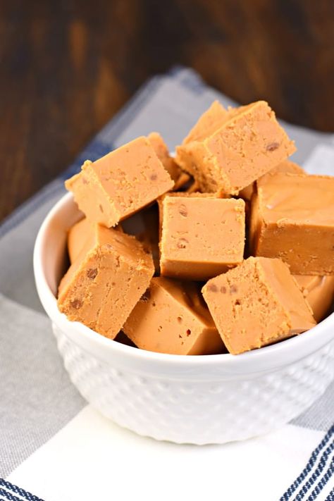 Cinnamon Fudge is the ideal homemade gift. The Hershey's Cinnamon Morsels make it so good! Cinnamon Fudge Recipe, Cinnamon Fudge, Homemade Toffee, Shugary Sweets, Cinnamon Chips, Candy Recipes Homemade, Fudge Easy, Christmas Candy Recipes, Candy Thermometer