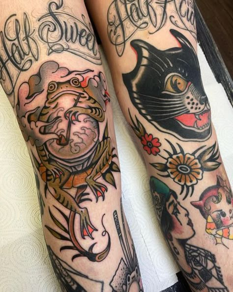 Aaron Breeze on Instagram: "Fresh frog for @lollytattoo next to a healed cat from last time 🐸 Thanks!" Frog Tattoo On Knee, Frog Tattoo Neo Traditional, Frog Tattoo Knee, Cat Knee Tattoo, Frog Tattoo Traditional, Traditional Frog Tattoo, Traditional Tattoo Knee, Traditional Cat Tattoo, Toad Tattoo