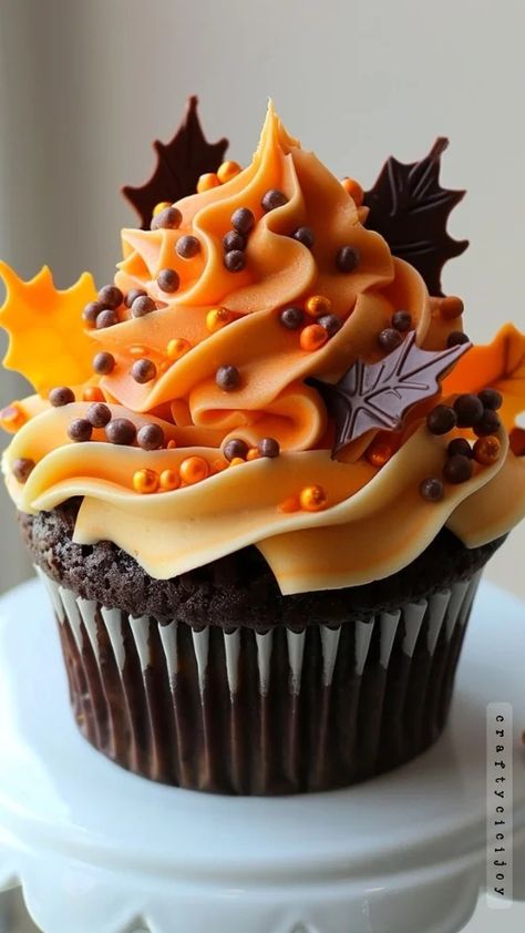 Fall Cake Ideas and Easy Fall Cupcake Ideas to Sweeten Your Season 11 Chocolate Cupcake Designs Ideas, Fall Themed Cupcake Ideas, Pumpkin Theme Cupcakes, Pumpkin Decorated Cupcakes, Fall Cupcakes Ideas, Fall Decorated Cupcakes, Harvest Cupcakes, Fall Cupcake Recipes, Fall Cupcake Ideas